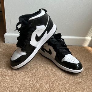Air Jordan 1 black and white SIZE 3.5 big kids (fit woman 5)